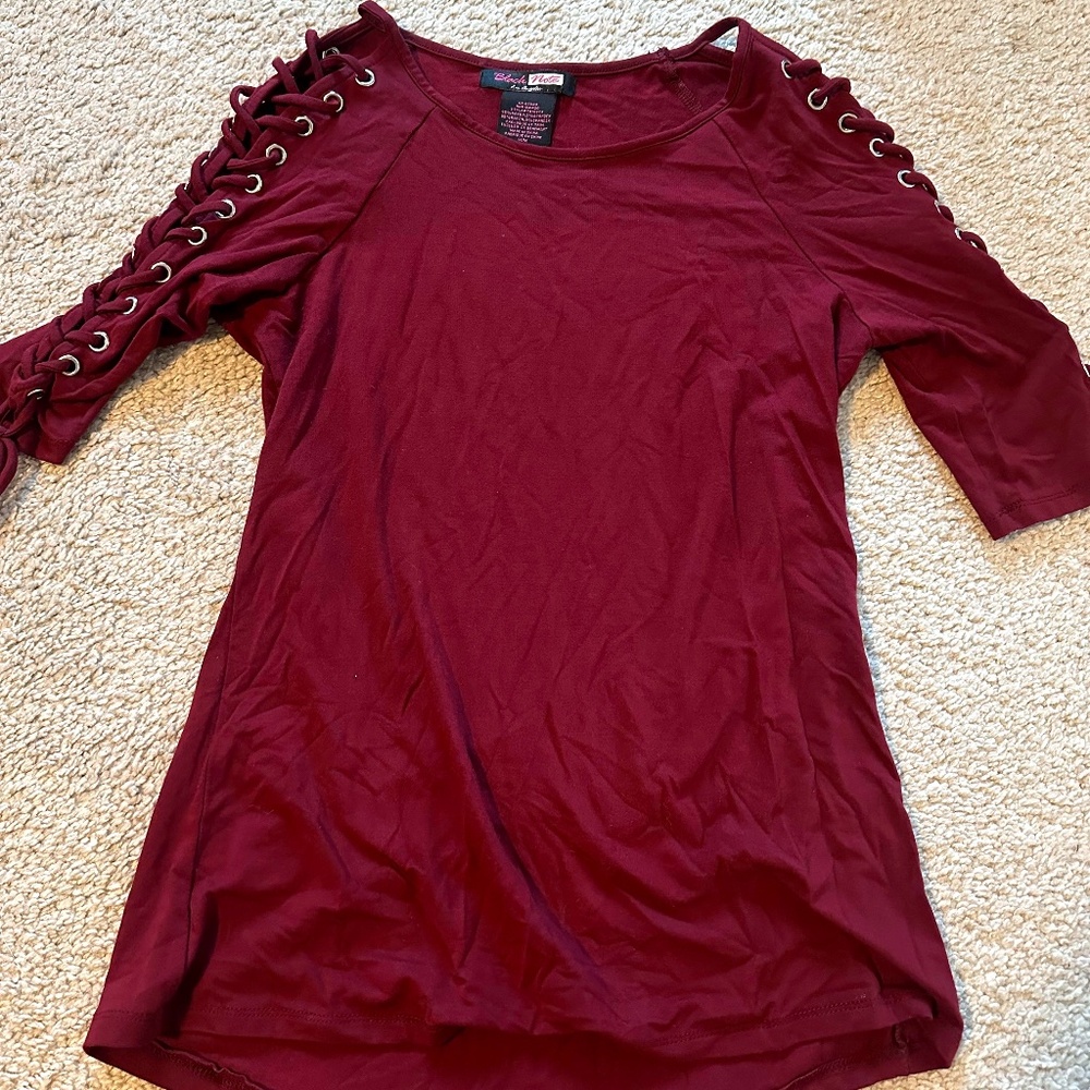 Black note - Red lace up sleeve top